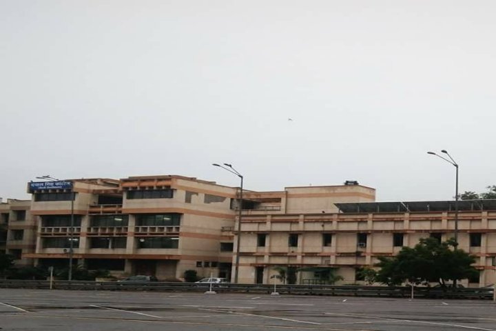 https://cache.careers360.mobi/media/colleges/social-media/media-gallery/7081/2019/2/16/Complete view of  Dyal Singh College New Delhi_Campus-View.jpg
